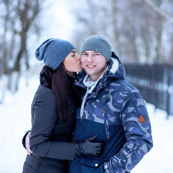 Piękna para dorosłych miłości, park zimą — Zdjęcie stockowe