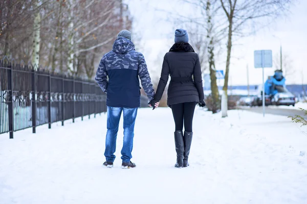 Beau couple adulte amour, parc en hiver — Photo