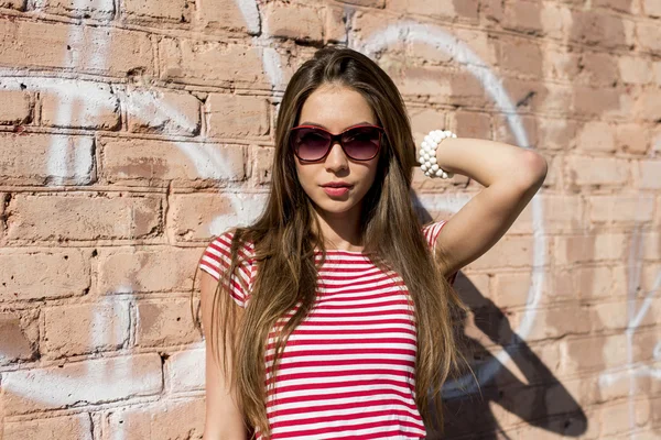 Güzel genç kadın, açık havada, parlak kırmızı t-shirt, moda tarzı dinlenme — Stok fotoğraf