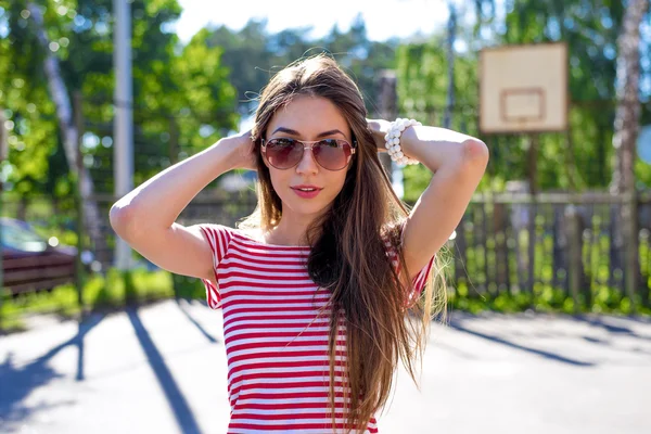 Happy bright young beautiful girl smiling on the nature posing in sunglasses, fashion lifestyle, one outdoors park — Stok fotoğraf