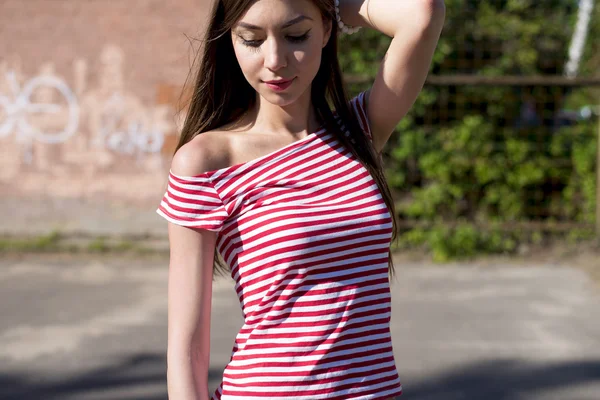 Schönes Mädchen, im Freien, in einem leuchtend roten T-Shirt weiße Shorts, Mode-Stil — Stockfoto