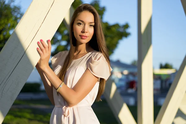 Mulher morena feliz vestido relaxante divertido inclinando-se no parque de pilhas de madeira desfrutar de suas férias, estilo de moda vida urbana . — Fotografia de Stock