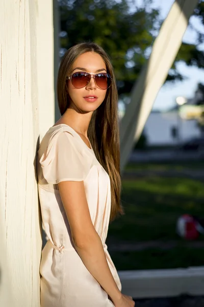 Mode extérieure portrait glamour sensuel jeune femme élégante dans des lunettes, portant une robe d'été délicate tenue fille brune . — Photo