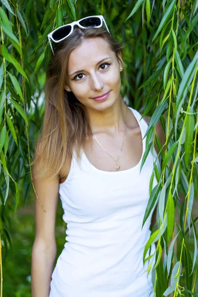 Bella ragazza foglie estive degli alberi, aria fresca — Foto Stock