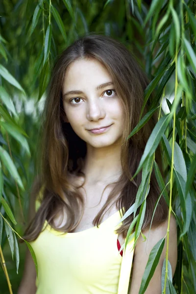 Mooi jong meisje kind in bladeren zomer de schaduw van de zon, rust glimlachen — Stockfoto