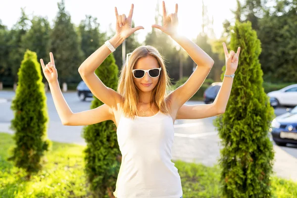 Mädchen Freundin, Sommertag Spaß haben, stellen das Konzept des Yoga, Shiva Mode Stil Brille lächelnd — Stockfoto