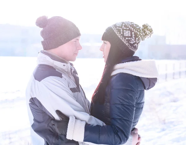 Lyckliga unga paret leende vintern skog — Stockfoto