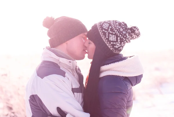 年轻的夫妇在冬天亲吻大自然 — 图库照片