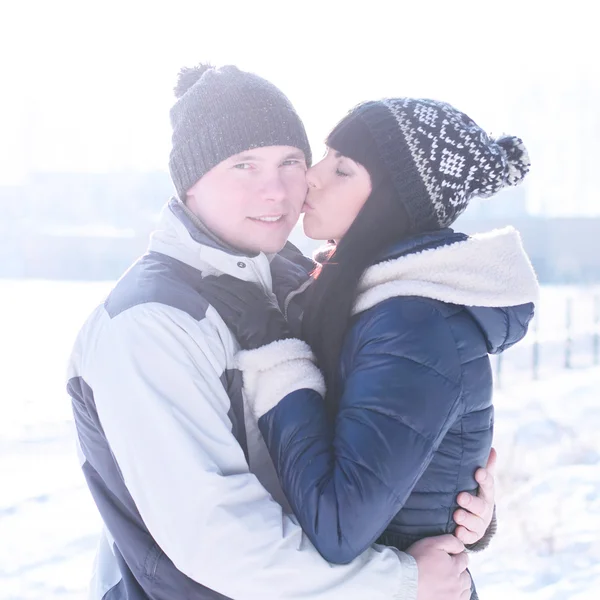 Pareja feliz sonriendo en las familias de invierno amor —  Fotos de Stock