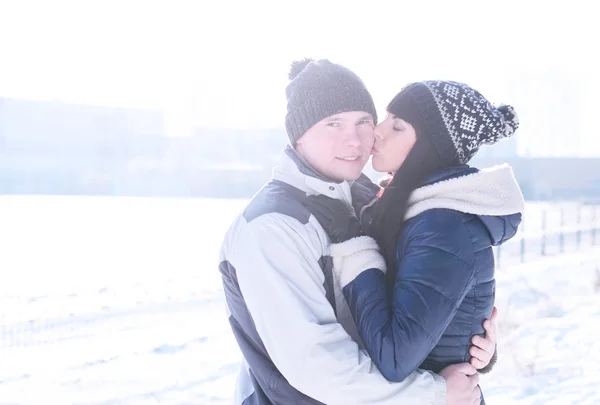 Jovem casal beijando a natureza no inverno — Fotografia de Stock