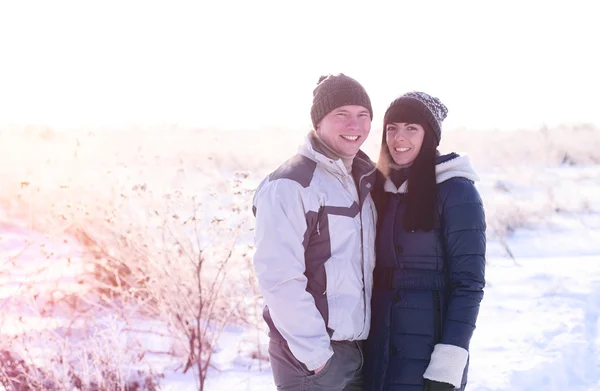 Счастливая молодая пара улыбается зимний лес — стоковое фото