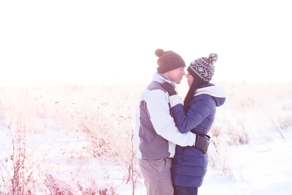 Jovem casal beijando a natureza no inverno — Fotografia de Stock