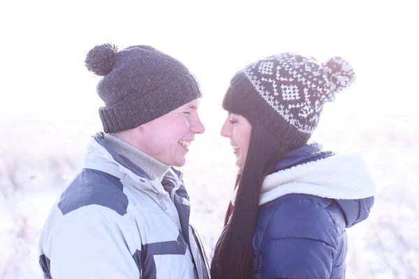 Счастливая пара улыбается зимой — стоковое фото