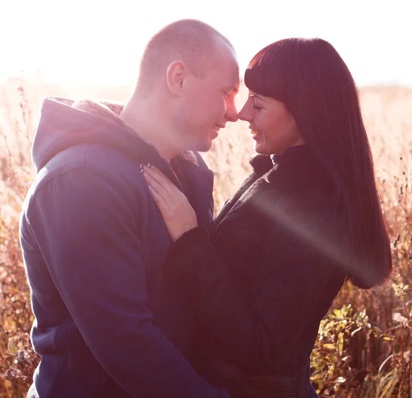 Junges und schönes Paar liebt Spaziergänge im Herbst — Stockfoto