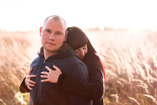 Mädchen umarmt ihren Freund im Freien — Stockfoto