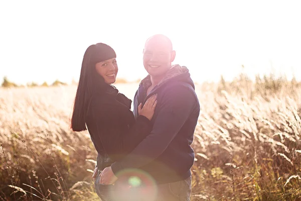 Jeune et beau couple aime marcher à l'extérieur dans les familles d'automne — Photo