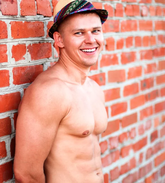Glücklicher Bodybuilder an der Wand — Stockfoto