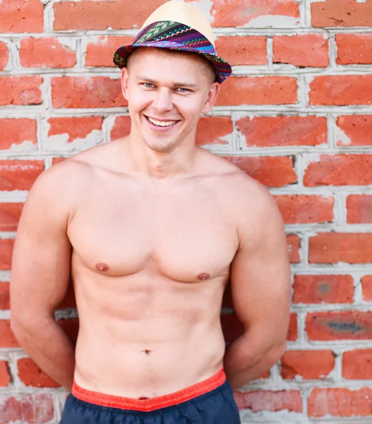 Glücklicher Bodybuilder an der Wand — Stockfoto