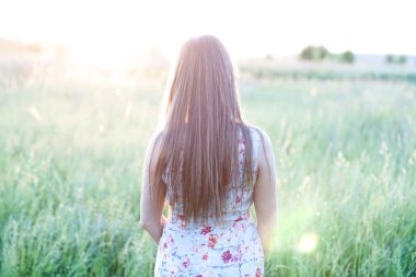 Güzel kız alan yeşil çayır yaz park hassas elbise eğlence, moda stil, sihir hayat, öğrenci parlak güneşli bir günde zevk,.