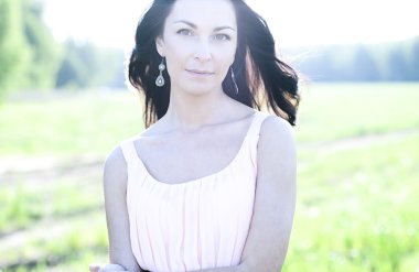 Güzel kadın ayakta bir alan pembe elbise, moda stil, portre açık kavramı