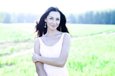 Güzel kadın ayakta bir alan pembe elbise, moda stil, portre açık kavramı