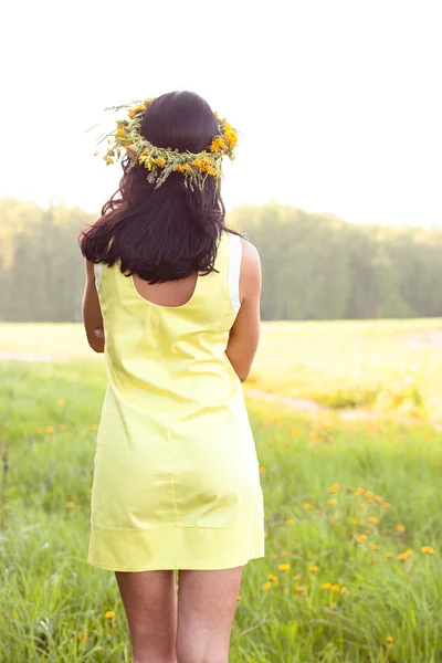 Модная брюнетка в желтом платье улыбается счастливой идеей заглянуть вдаль — стоковое фото