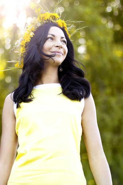 Linda morena estilo moda mulher ao ar livre em vestido amarelo sorrindo ideia conceito feliz para olhar para a distância — Fotografia de Stock