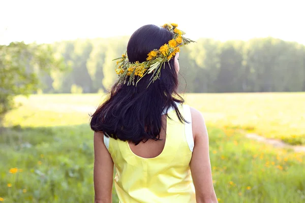Модная брюнетка в желтом платье улыбается счастливой идеей заглянуть вдаль — стоковое фото