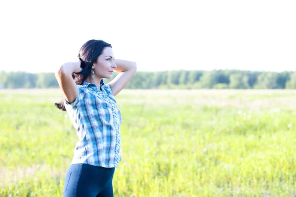 Dívka v kostkované košili letní louce, pojem představa štěstí bruneta zbytek přírody — Stock fotografie
