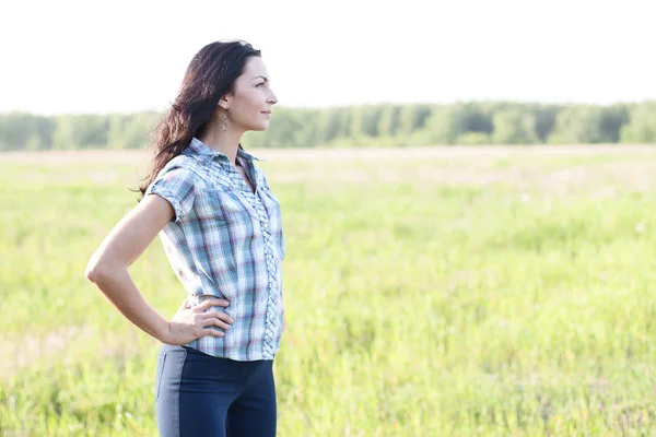 Девушка в клетчатой рубашке Летний луг, концепция счастья брюнетка отдыха природа — стоковое фото