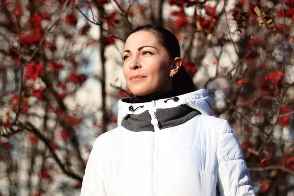 Bir kış ceket, bayanlar moda stil alanında ayakta esmer ciddi kavram fikir güzel kadını