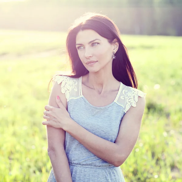 Krásná dívka šaty letní odpočívání líbí myšlenka životní styl, módní koncept, příroda, portrét ženy park — Stock fotografie