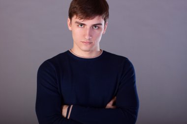 Genç işadamı bir siyah gömlek, moda stil, gençlik yön, kavram fikir iş adam gri arka plan, profesyonel görünüm adam