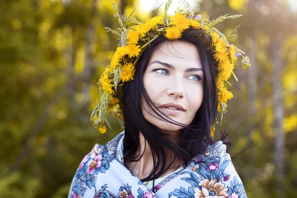 Krásná dívka šaty letní odpočívání líbí myšlenka životní styl, módní koncept, příroda, portrét ženy park — Stock fotografie