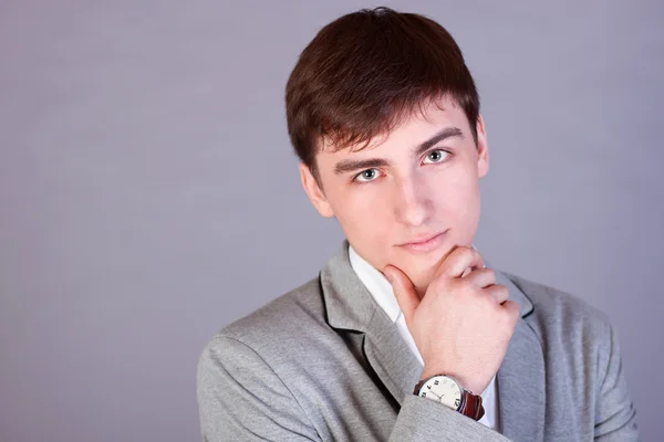 De jonge man, een zakenman, jasje en shirt fashion stijl, jeugd richting concept idee zakelijke man grijze achtergrond — Stockfoto