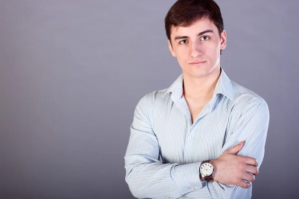 Junger Mann Geschäftsmann Hemd Mode Richtung, Konzept Idee grauer Hintergrund, professionelle Meinung, Büroangestellte — Stockfoto