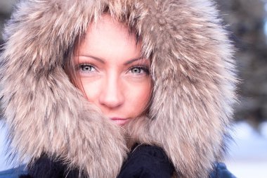 Güzel kız açık havada kış moda yaşam tarzı, eğlence parkı, portre kadın mutlu öğrenci gülümseyen