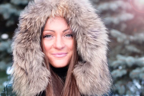 Bella ragazza all'aperto stile di vita di moda invernale, parco divertimenti, ritratto donna sorridente studente felice — Foto Stock