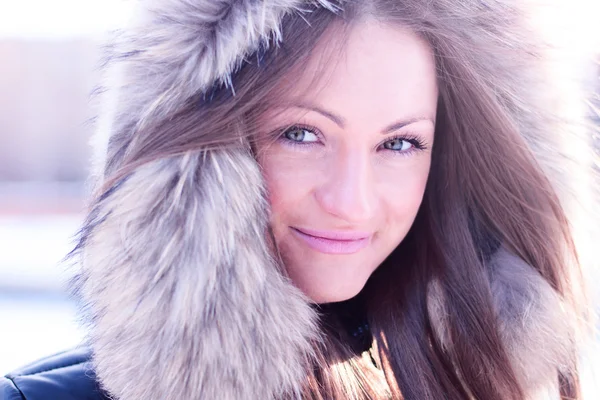 Hermosa chica al aire libre estilo de vida de moda de invierno, parque de ocio, mujer retrato sonriendo estudiante feliz — Foto de Stock