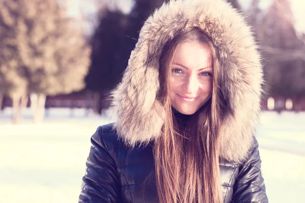 Bella ragazza all'aperto stile di vita di moda invernale, parco divertimenti, ritratto donna sorridente studente felice — Foto Stock