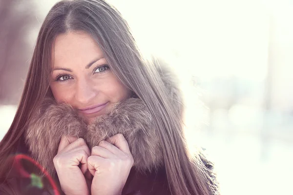 Bella ragazza all'aperto stile di vita di moda invernale, parco divertimenti, ritratto donna sorridente studente felice — Foto Stock