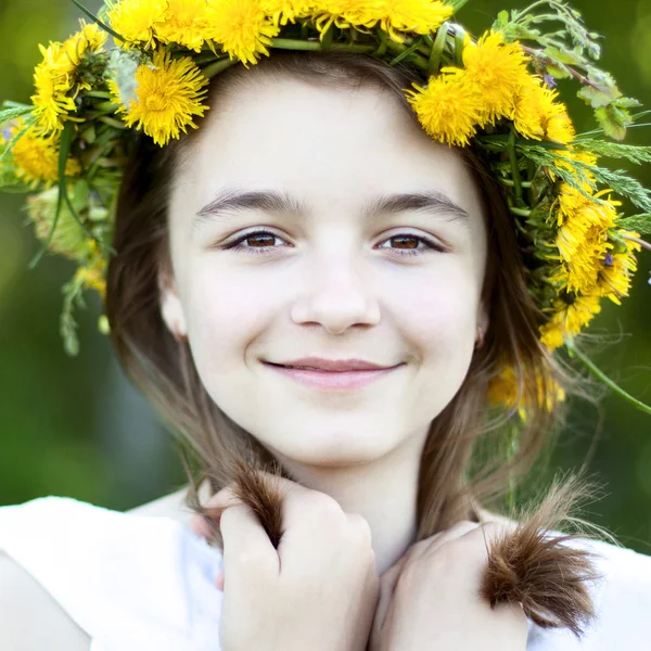 Mooie kleine meisje, outdoor, kleur boeket bloemen, heldere zonnige zomer dag park weide glimlachend gelukkig genieten van het leven, schoolmeisje, natuurlijke schoonheid — Stockfoto