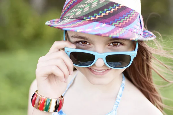 Belle beauté naturelle petite fille écolière étudiant porte des lunettes robe, lumineux ensoleillé journée d'été en plein air idée d'air frais concept mode style chapeau, poname — Photo