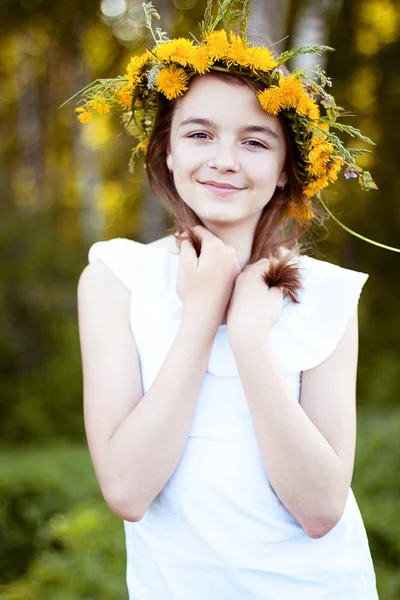 Mooie kleine meisje, outdoor, kleur boeket bloemen, heldere zonnige zomer dag park weide glimlachend gelukkig genieten van het leven, schoolmeisje, natuurlijke schoonheid — Stockfoto