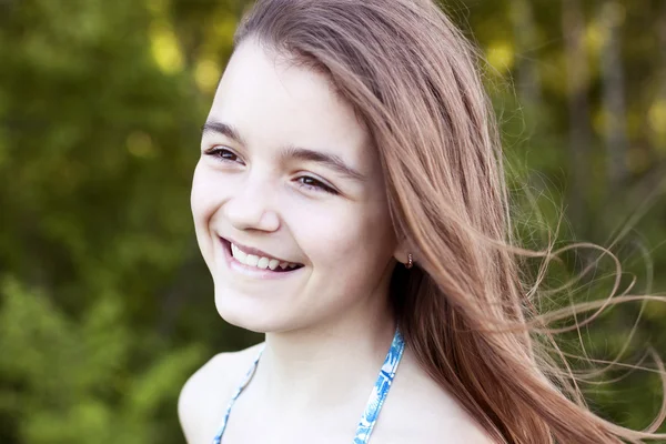 Schöne natürliche Schönheit kleines Mädchen Schülerin Student im Kleid, ein Sommer hell sonnigen Tag im Freien frische Luft Konzept Mode-Stil glücklich lächelt — Stockfoto