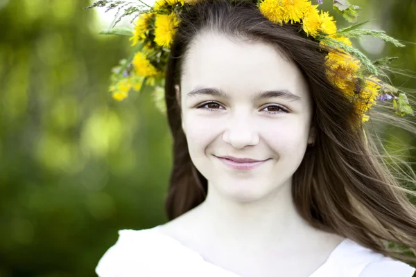 Mooie kleine meisje, outdoor, kleur boeket bloemen, heldere zonnige zomer dag park weide glimlachend gelukkig genieten van het leven, schoolmeisje, natuurlijke schoonheid — Stockfoto