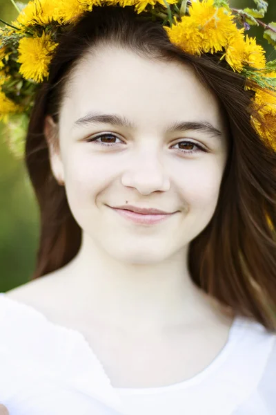 Mooie kleine meisje, outdoor, kleur boeket bloemen, heldere zonnige zomer dag park weide glimlachend gelukkig genieten van het leven, schoolmeisje, natuurlijke schoonheid — Stockfoto