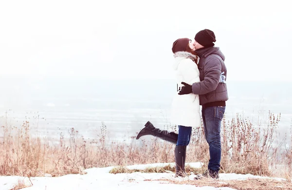 Молодая пара зимний парк, лес, поцелуи, любят друг друга, счастливая семья, идея стиль концепт отношений, в шляпах одежды — стоковое фото