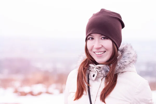 Gadis cantik topi musim dingin luar ruangan tersenyum gembira, gaya mode ide yang menyenangkan, gadis sekolah — Stok Foto