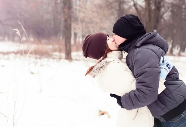 对年轻的夫妇冬季公园，森林，接吻，爱，幸福的家庭，想法风格概念中的关系，衣服帽子 — 图库照片